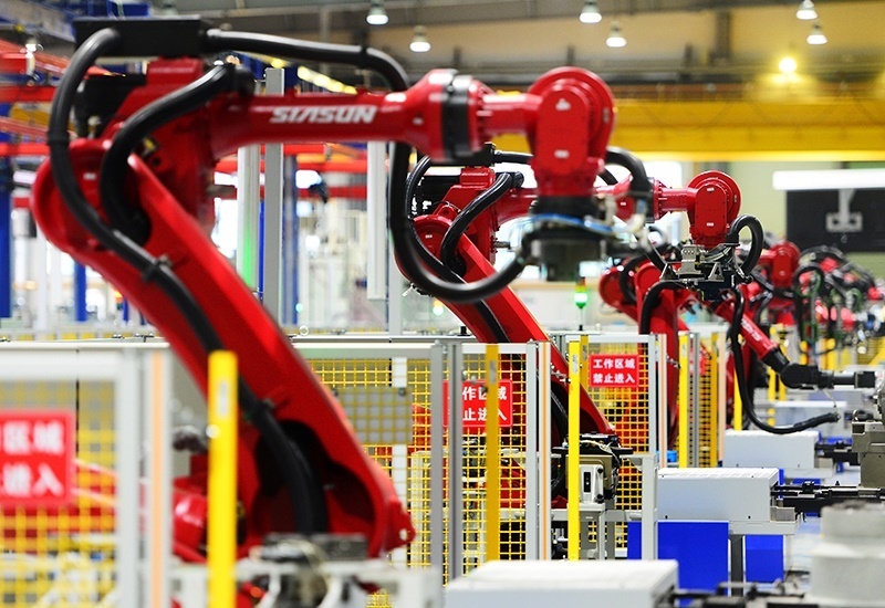 2019年11月22日，沈陽，一家數(shù)字化智能工廠內(nèi)，名為SR210的機(jī)器人正在自主地抓取各種零部件，快速組裝稍小的工業(yè)機(jī)器人。