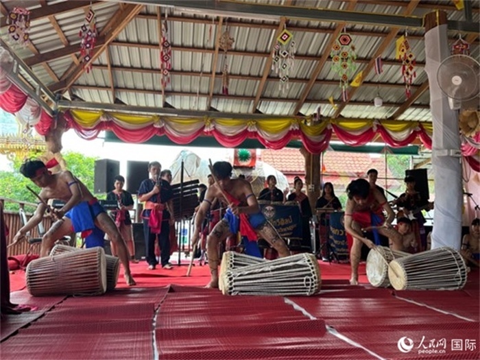 泰國(guó)藝術(shù)團(tuán)體給游客表演當(dāng)?shù)貍鹘y(tǒng)舞蹈。人民網(wǎng)記者 簡(jiǎn)承淵攝