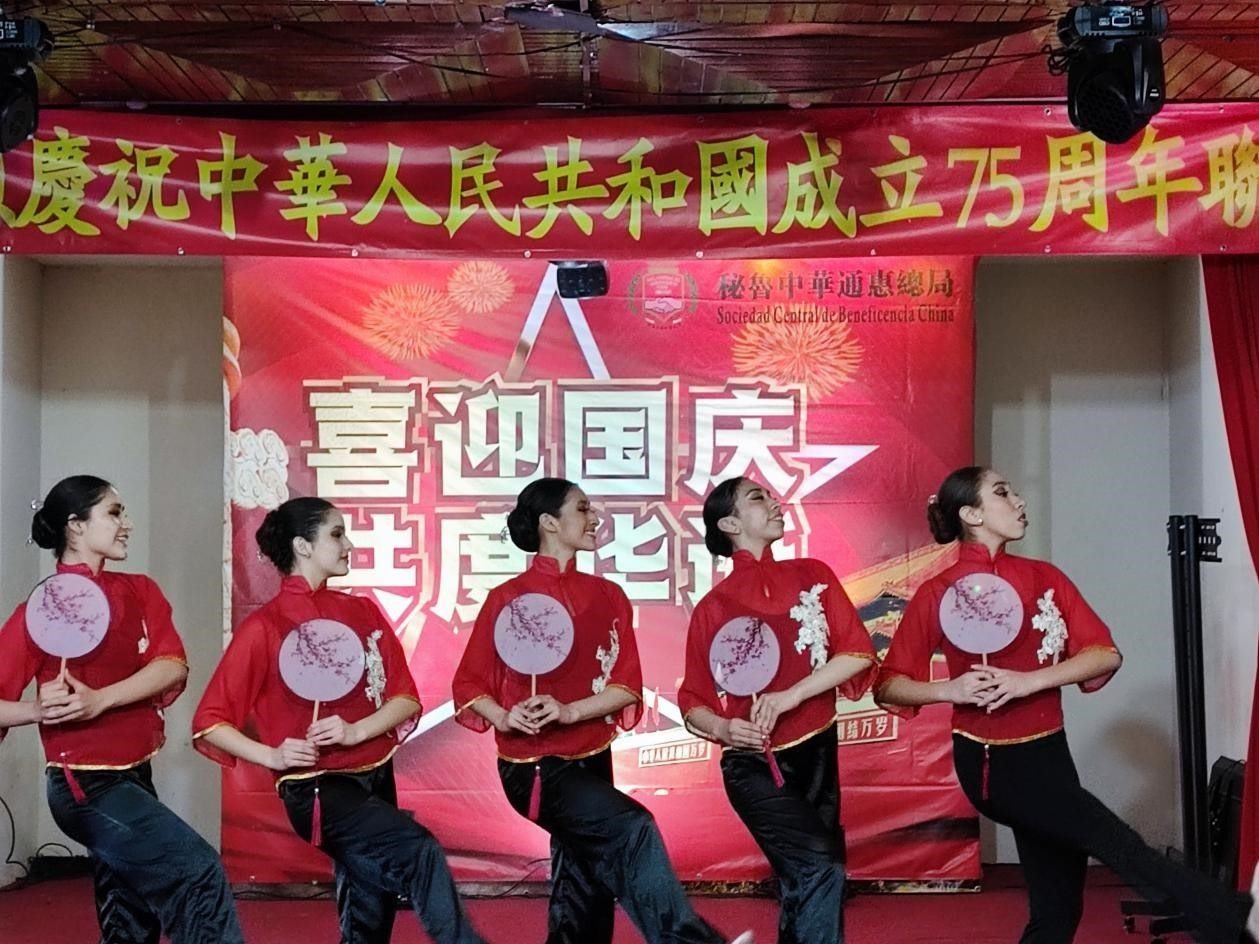 活動上，通惠總局醒獅團(tuán)、秘魯國家芭蕾舞團(tuán)、孔子學(xué)院、旅秘僑胞等呈現(xiàn)了精彩的文藝演出。孟可心 攝