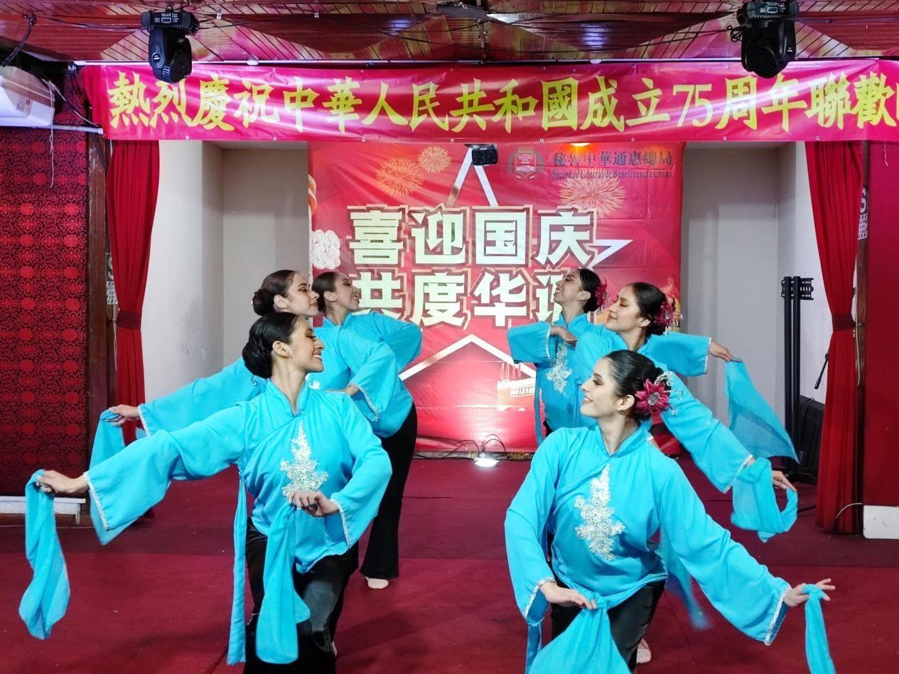活動上，通惠總局醒獅團(tuán)、秘魯國家芭蕾舞團(tuán)、孔子學(xué)院、旅秘僑胞等呈現(xiàn)了精彩的文藝演出。孟可心 攝
