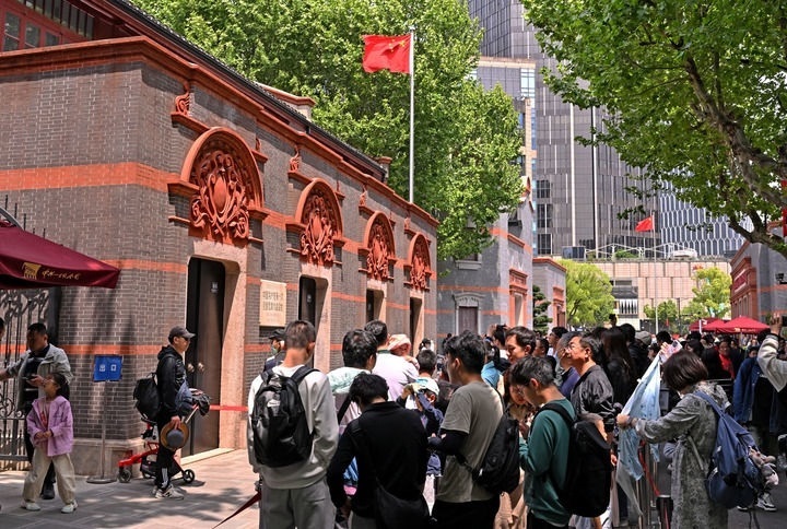 2024年5月3日，游客在位于上海的中共一大會址前參觀。新華社記者 劉穎 攝