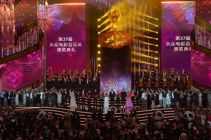 2024年8月4日，在四川成都，第37屆大眾電影百花獎獲獎?wù)吆痛蟊娫u審在舞臺上合影。新華社記者 唐文豪 攝