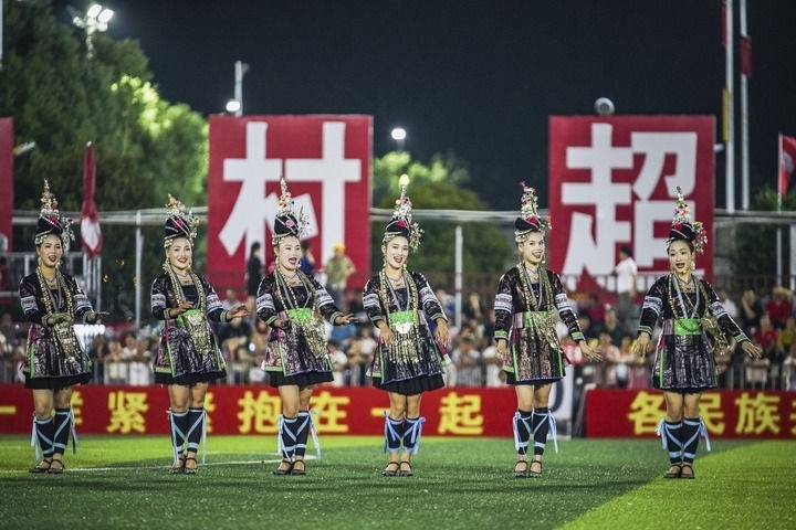 2024年9月28日，榕江縣侗族大歌隊(duì)的演員們在“村超”足球場上表演。當(dāng)日，“發(fā)現(xiàn)中國之美·相約貴州村超”國際友誼賽在貴州省黔東南苗族侗族自治州榕江縣的“村超”足球場舉行。新華社記者 陶亮 攝