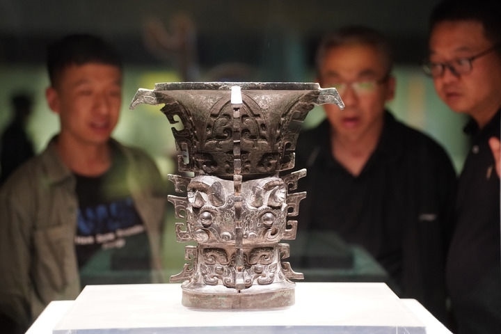 2024年5月9日，游客在陜西寶雞青銅器博物院內(nèi)參觀西周文物何尊。新華社記者 邵瑞 攝