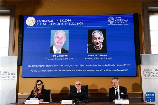 10月8日，在瑞典斯德哥爾摩舉行的2024年諾貝爾物理學獎公布現(xiàn)場，屏幕顯示獎項得主美國普林斯頓大學的約翰·霍普菲爾德和加拿大多倫多大學的杰弗里·欣頓。新華社記者 彭子洋 攝