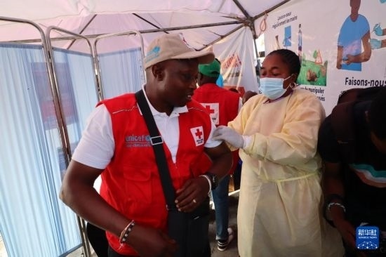 10月5日，在剛果（金）北基伍省首府戈馬市一座醫(yī)院內(nèi)，醫(yī)護(hù)人員為一名聯(lián)合國兒童基金會工作人員接種猴痘疫苗。新華社發(fā)（阿蘭·烏亞卡尼攝）