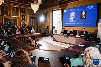 10月8日，在瑞典斯德哥爾摩舉行的2024年諾貝爾物理學獎公布現(xiàn)場，屏幕顯示獎項得主美國普林斯頓大學的約翰·霍普菲爾德和加拿大多倫多大學的杰弗里·欣頓。新華社記者 彭子洋 攝