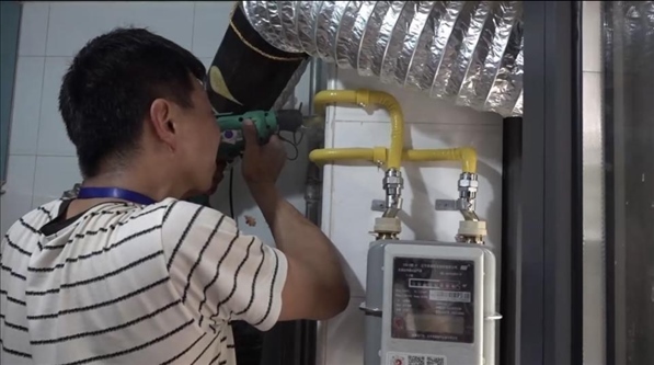 北京市石景山區(qū)工作人員上門安裝燃氣管道。圖片來源：北京市石景山區(qū)委組織部