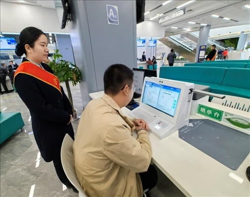 湖北省赤壁市市民在辦事人員的指導下填寫相關信息。圖片來源：人民網湖北頻道