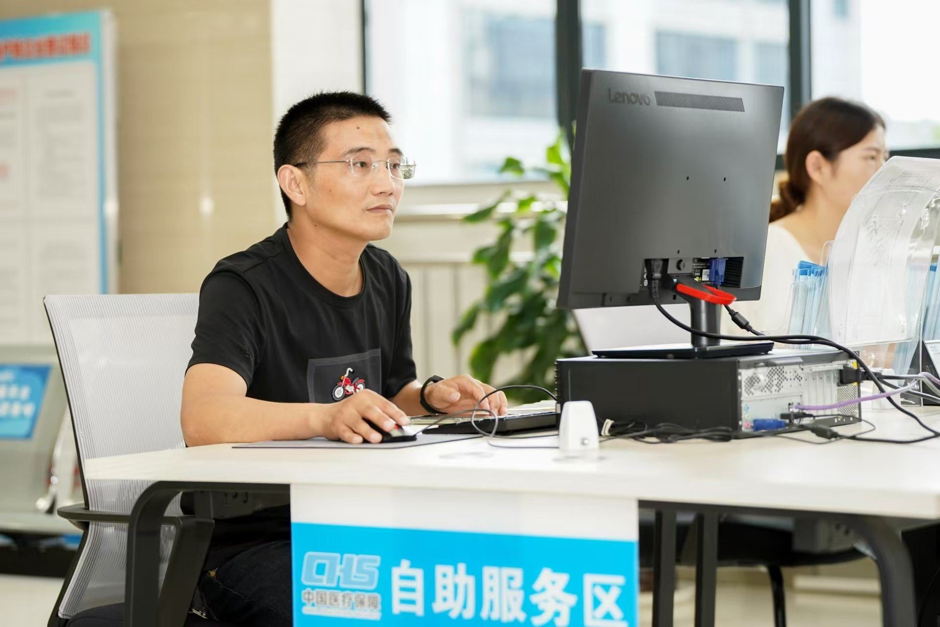 安徽省池州市市民在政務服務大廳自助辦理業(yè)務。圖片來源：人民網安徽頻道