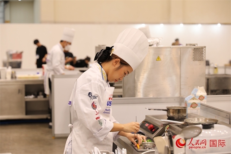 當(dāng)?shù)貢r間10月5日，廚師在第21屆釜山國際美食博覽會上展示廚藝。人民網(wǎng)記者 莽九晨攝