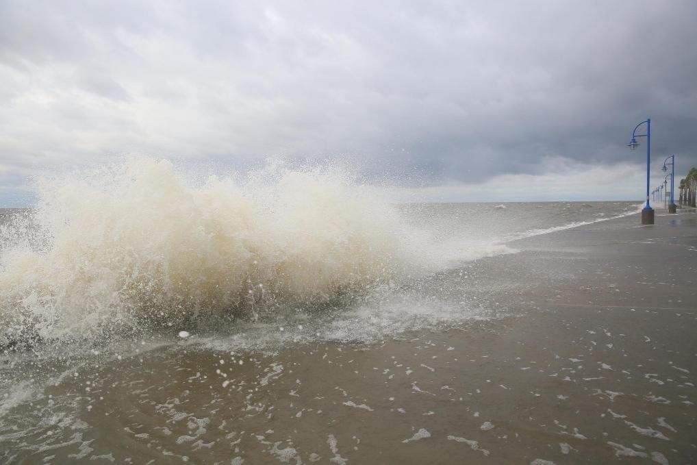 2020年9月15日，受颶風(fēng)“薩莉”影響，美國路易斯安那州新奧爾良的龐恰特雷恩湖巨浪拍岸。新華社發(fā)（魏蘭攝）
