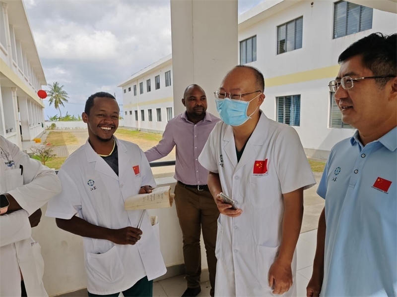 中桑醫(yī)護人員合作愉快。中國援桑醫(yī)療隊 供圖