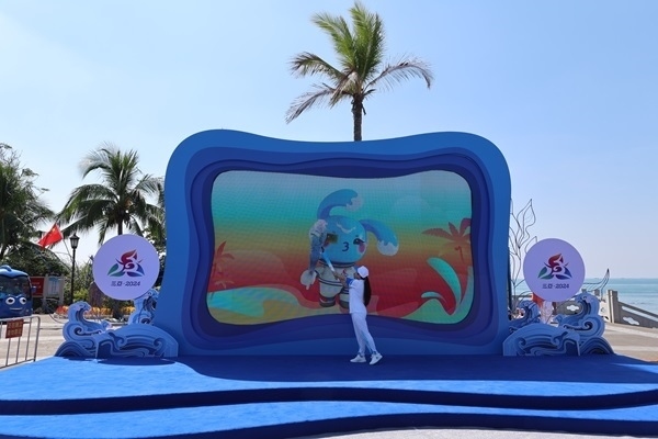 第12棒火炬手“點(diǎn)燃”現(xiàn)場(chǎng)大屏幕上運(yùn)動(dòng)會(huì)吉祥物“吉貝”手中的火炬。主辦方供圖