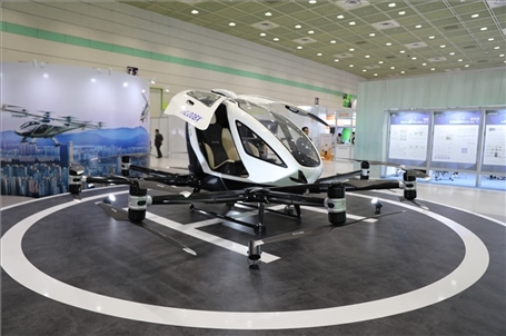 “智慧生活周”博覽會上展出的低空飛行器。人民網(wǎng)記者 莽九晨攝