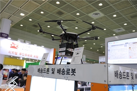 “智慧生活周”博覽會上展出的快遞無人機。人民網(wǎng)記者 莽九晨攝