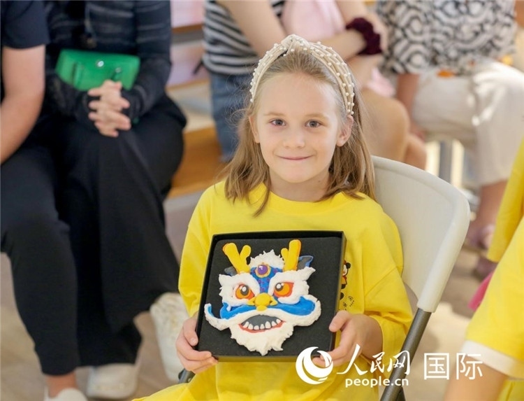 一名中文愛(ài)好者手捧生肖畫(huà)。人民網(wǎng)中東中心分社塔里克·易卜拉欣攝