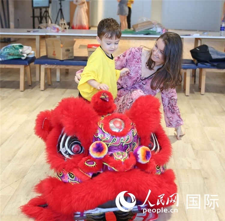 一名兒童在感受舞獅。人民網(wǎng)中東中心分社塔里克·易卜拉欣攝