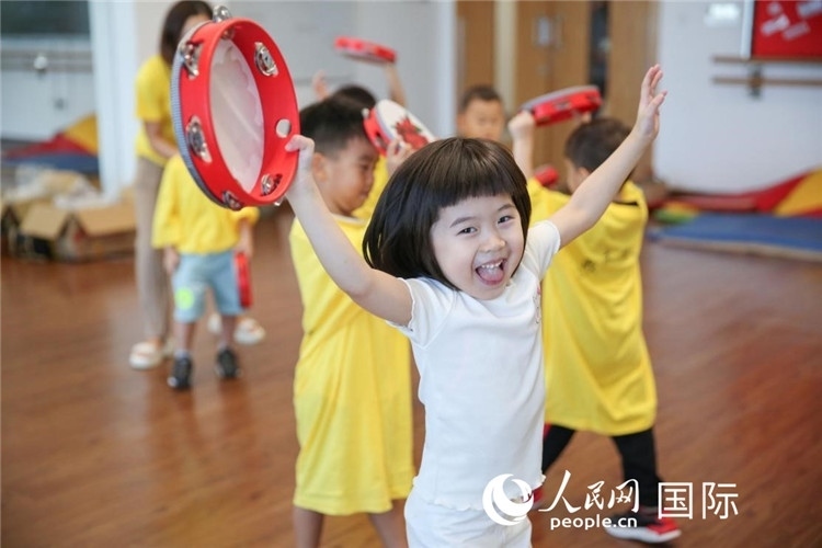 一名華裔兒童在參加音樂(lè)課程。人民網(wǎng)中東中心分社塔里克·易卜拉欣攝
