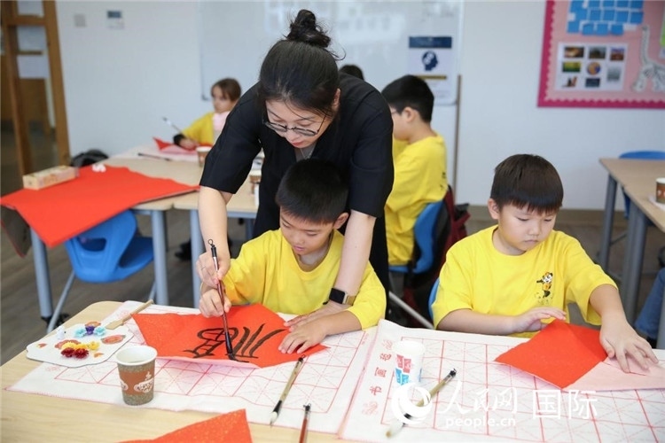 書(shū)法課場(chǎng)景。人民網(wǎng)中東中心分社塔里克·易卜拉欣攝