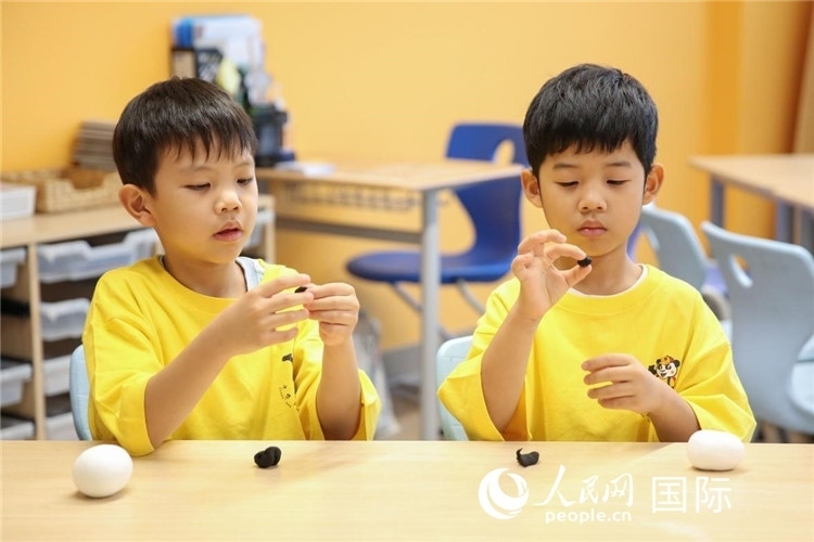 做手工。人民網(wǎng)中東中心分社塔里克·易卜拉欣攝