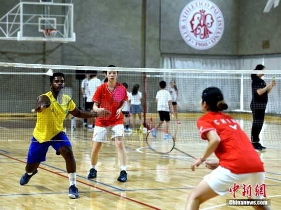 當(dāng)?shù)貢r間10月12日，巴西圣保羅，中國高校羽毛球代表團和巴西羽毛球協(xié)會運動員切磋球技。 