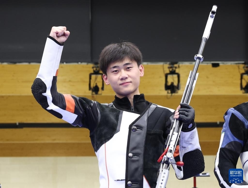 8月1日，在法國(guó)沙托魯舉行的巴黎奧運(yùn)會(huì)射擊男子50米步槍三姿決賽中，中國(guó)選手劉宇坤奪得冠軍。圖為劉宇坤在奪冠后慶祝。新華社記者 張帆 攝