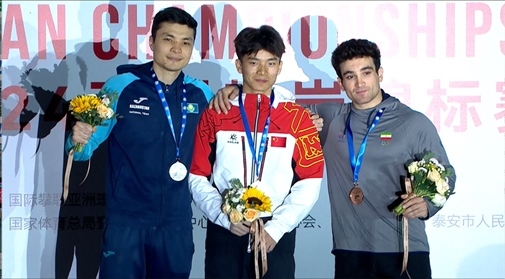伍鵬（中）奪得男子速度項(xiàng)目冠軍。主辦方供圖