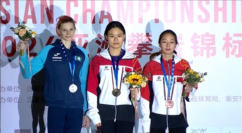 女子速度項(xiàng)目蒙世雪（中）奪冠，周婭菲（右）獲季軍。主辦方供圖