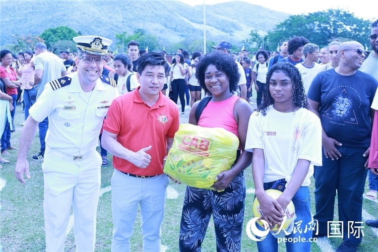 巴西中國(guó)浙江商會(huì)會(huì)長(zhǎng)鄭俠茂向巴西貧困社區(qū)兒童及家庭捐贈(zèng)基礎(chǔ)食品籃子和足球。人民網(wǎng)記者陳海琪 攝