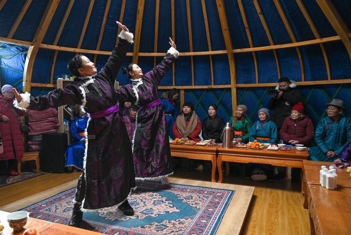 2023年12月21日，烏蘭牧騎隊員在內(nèi)蒙古阿其圖烏拉蘇木進行舞蹈表演。