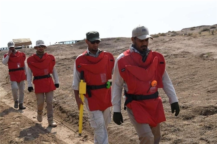 工作人員前往排雷。中國海油供圖