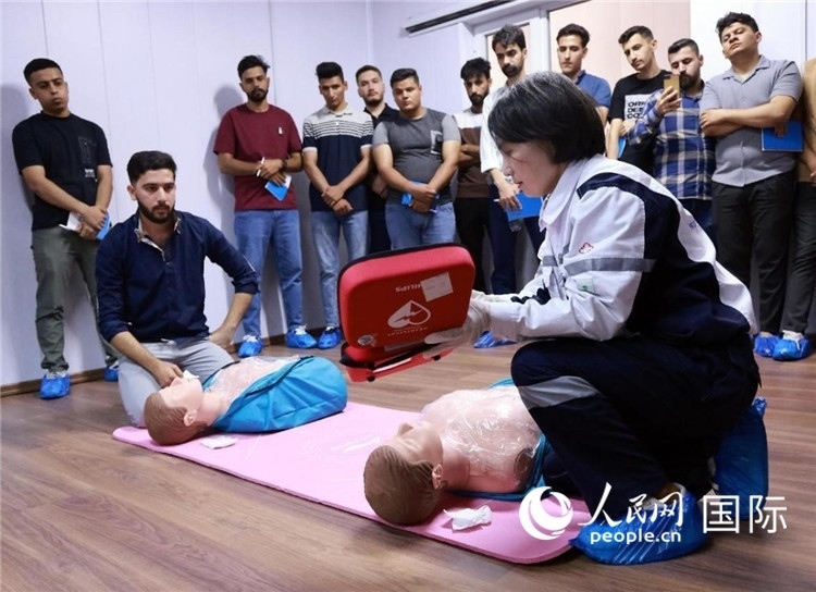 新進油田工作的伊拉克大學生在接受急救培訓。人民網(wǎng)記者管克江攝