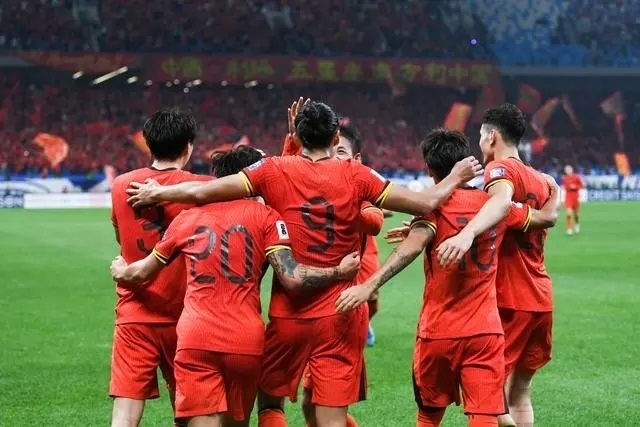 10月15日晚，張玉寧（9號）進球后與隊友擁抱慶祝。新華社記者 李紫恒攝