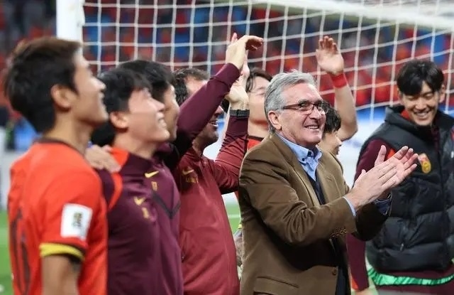 10月15日晚，國足主教練伊萬科維奇（前右）賽后向觀眾致意。新華社記者 胡星宇攝