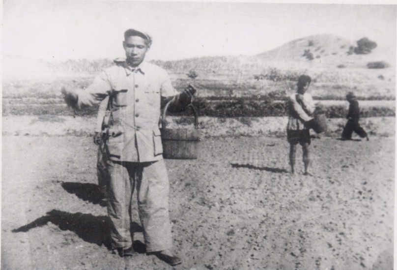 谷文昌（左）在田間與農(nóng)民一起勞動（資料照片）。