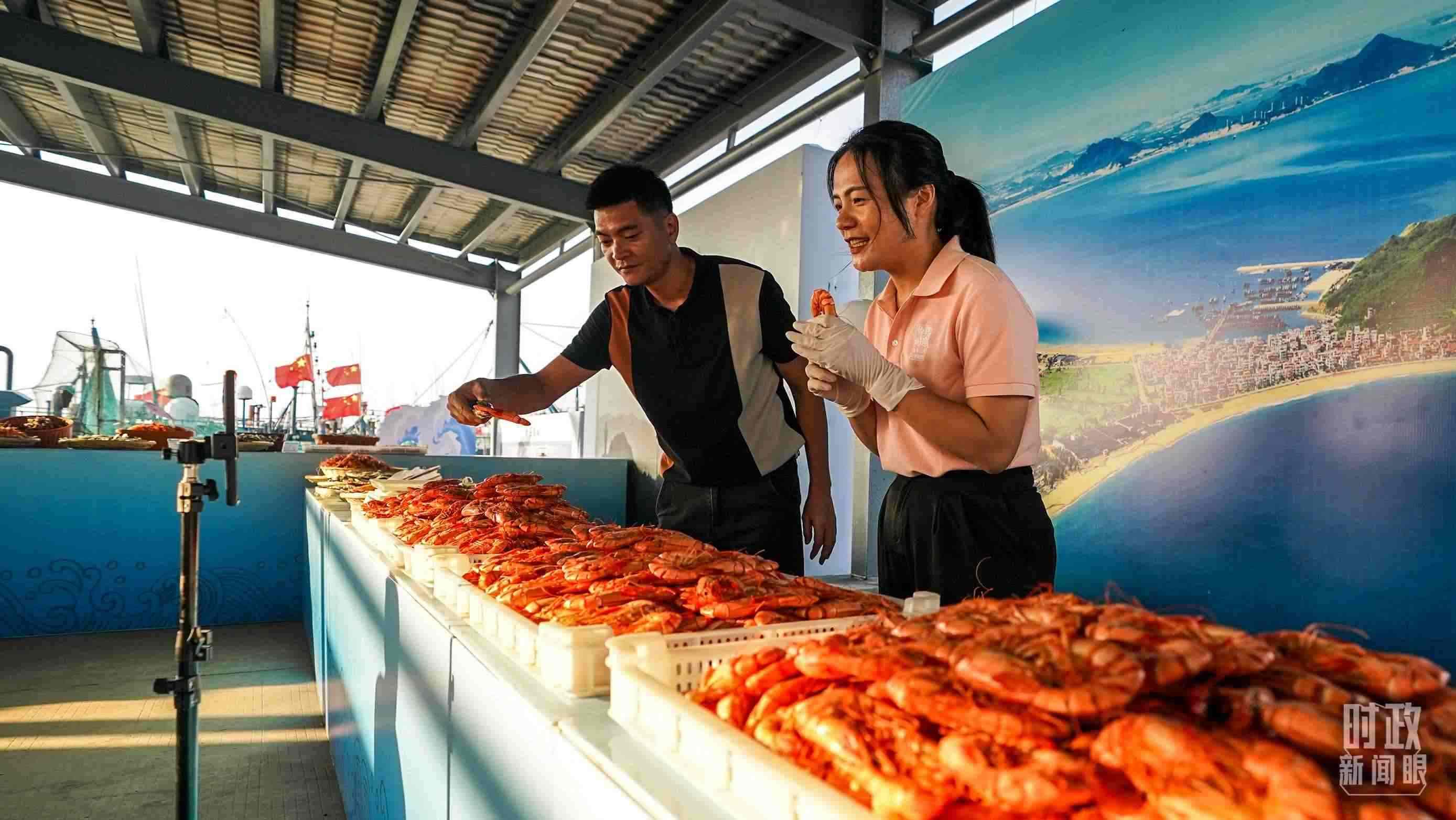 △正在直播賣(mài)貨的澳角村村民。（總臺(tái)記者李晉拍攝）