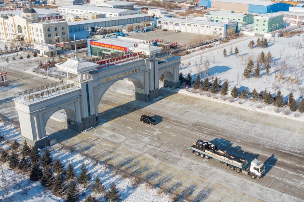 這是中國(guó)（黑龍江）自由貿(mào)易試驗(yàn)區(qū)黑河片區(qū)（2024年1月31日攝，無(wú)人機(jī)照片）。2023年，該自貿(mào)片區(qū)外貿(mào)進(jìn)出口總值達(dá)244.82億元，實(shí)現(xiàn)增幅56.9%，引進(jìn)外資企業(yè)16家，直接利用外資127.3萬(wàn)美元，同比增長(zhǎng)27.3%。