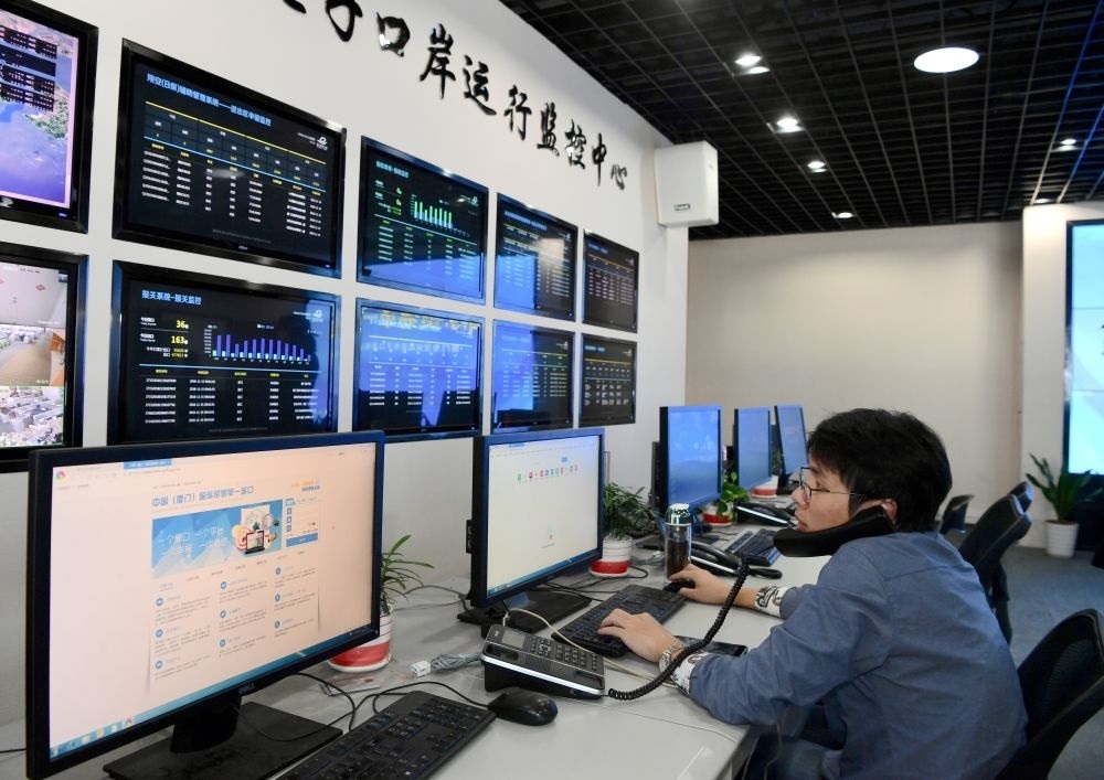 在中國(guó)（福建）自由貿(mào)易試驗(yàn)區(qū)廈門(mén)片區(qū)，國(guó)際貿(mào)易“單一窗口”工作人員在網(wǎng)上受理業(yè)務(wù)（2018年11月15日攝）。“單一窗口”是關(guān)檢等口岸部門(mén)、地方政府相關(guān)部門(mén)、金融機(jī)構(gòu)等共同參與的口岸管理共享平臺(tái)。貿(mào)易商能夠通過(guò)一個(gè)入口提交貨物進(jìn)出口或轉(zhuǎn)運(yùn)所需要的單證或電子數(shù)據(jù)，實(shí)現(xiàn)“一個(gè)平臺(tái)、一點(diǎn)接入、一次申報(bào)、一次辦結(jié)”。