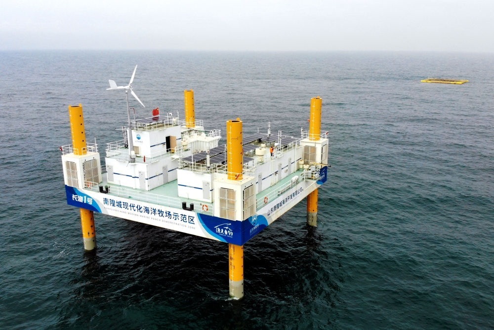 這是應(yīng)用5G技術(shù)的山東長(zhǎng)島綜合試驗(yàn)區(qū)南隍城國(guó)家級(jí)海洋牧場(chǎng)示范區(qū)海上平臺(tái)（2020年8月8日攝，無(wú)人機(jī)照片）。中國(guó)（山東）自由貿(mào)易試驗(yàn)區(qū)設(shè)立以來(lái)，一系列大膽試、大膽闖、自主改的政策逐步落實(shí)，制度創(chuàng)新打通堵點(diǎn)、釋放活力，成為深化對(duì)外開(kāi)放、發(fā)展海洋經(jīng)濟(jì)的重要抓手。