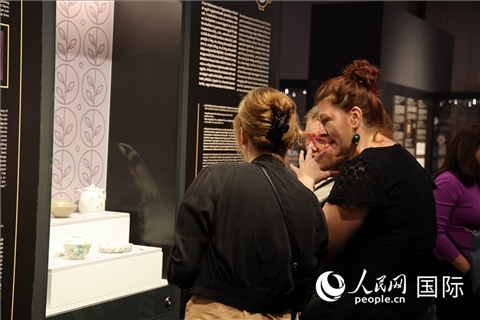 嘉賓參觀展覽。人民網(wǎng)記者 禹麗敏攝