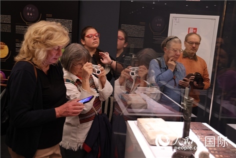 嘉賓參觀展覽。人民網(wǎng)記者禹麗敏 攝。