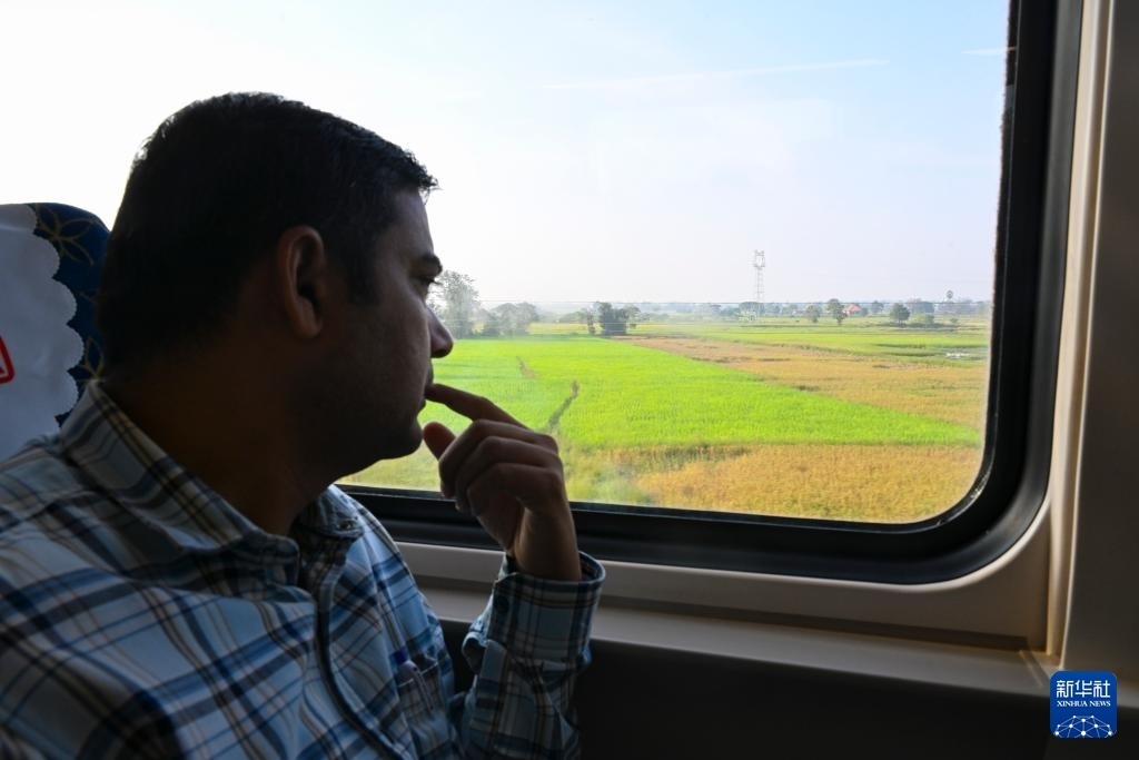 這是10月12日在老撾拍攝的中老鐵路C98列車上的一名乘客。新華社記者 程一恒 攝