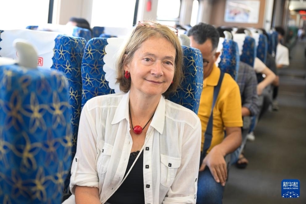 這是10月12日在老撾拍攝的中老鐵路C98列車上的一名乘客。新華社記者 程一恒 攝