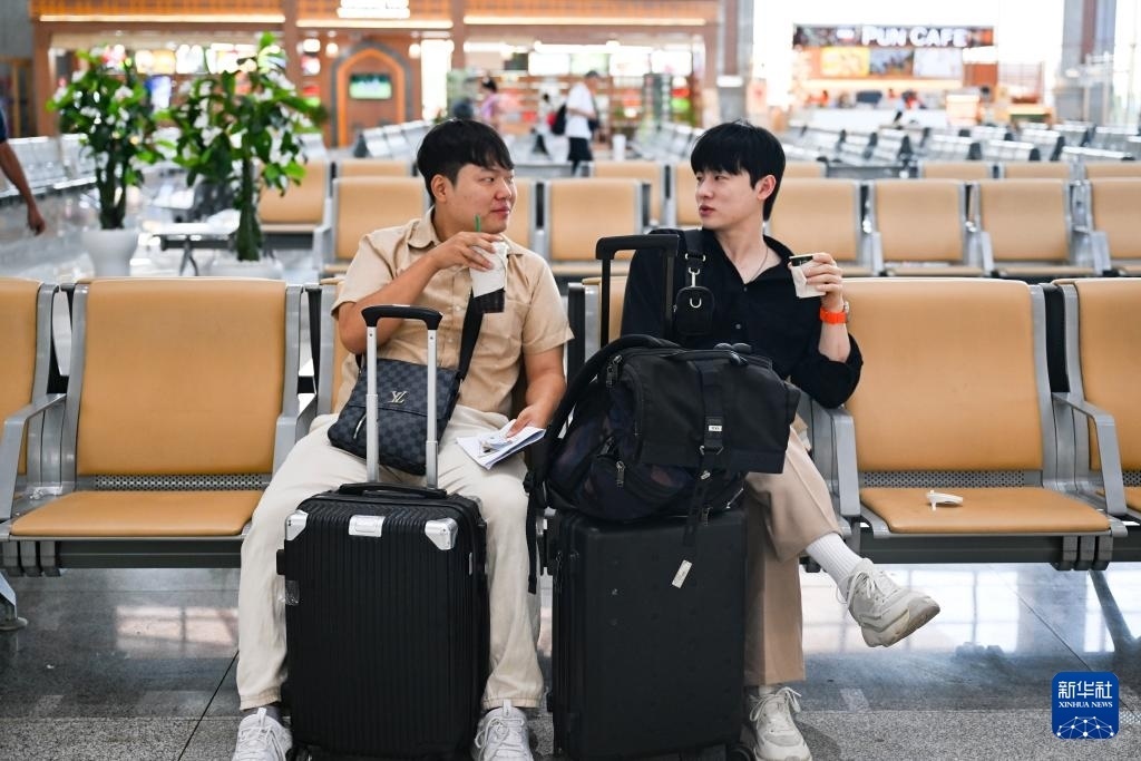 10月12日，在老撾萬(wàn)象中老鐵路萬(wàn)象站候車廳，兩名乘客在等候列車。新華社記者 程一恒 攝