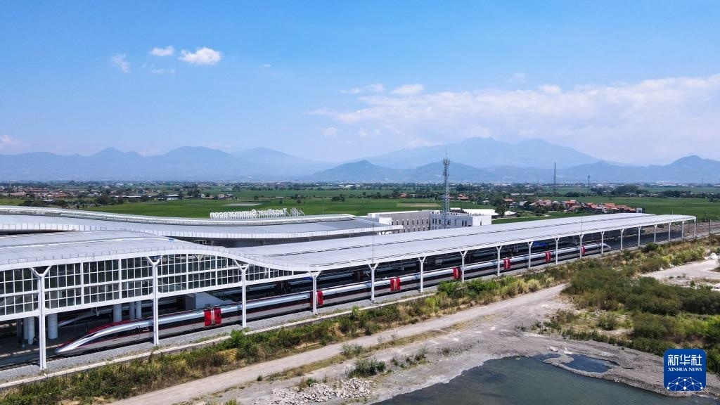 9月13日，在印度尼西亞萬(wàn)隆德卡魯爾站，雅萬(wàn)高鐵高速動(dòng)車組列車?？吭谡九_(tái)上（無(wú)人機(jī)照片）。新華社記者 徐欽 攝