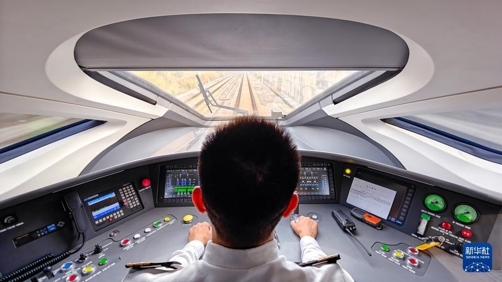 9月12日，司機(jī)駕駛高速動(dòng)車組列車行駛在雅萬(wàn)高鐵上（手機(jī)照片）。新華社記者 徐欽 攝