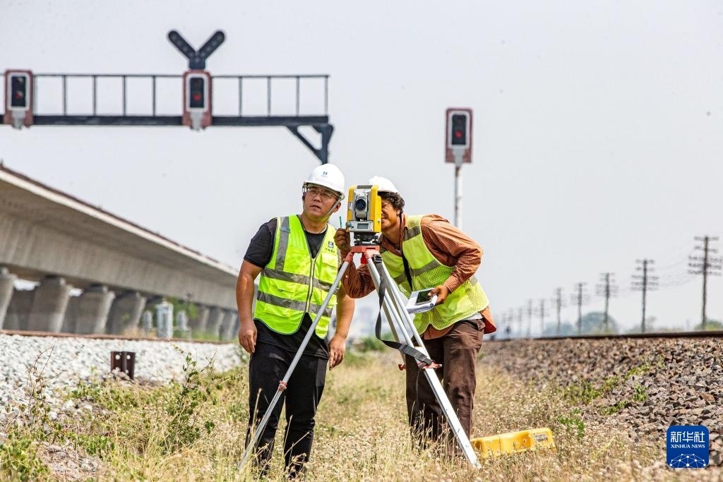5月1日，在泰國(guó)大城府，中泰高鐵項(xiàng)目工作人員在施工現(xiàn)場(chǎng)勘查。新華社記者 王騰 攝