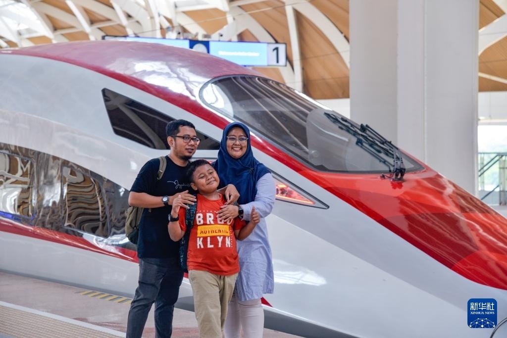 4月17日，在印度尼西亞雅加達(dá)哈利姆站站臺(tái)，乘客和雅萬(wàn)高鐵高速動(dòng)車組列車合影。新華社記者 徐欽 攝