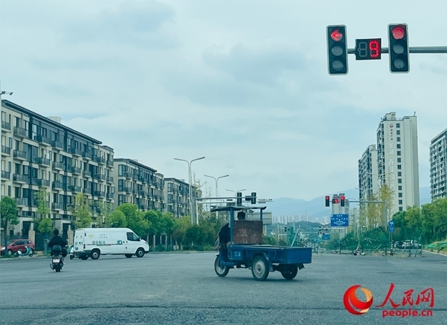 長(zhǎng)富大道與文化中心東路三岔路口車輛混行（9月19日拍攝）。人民網(wǎng)記者 帥筠攝